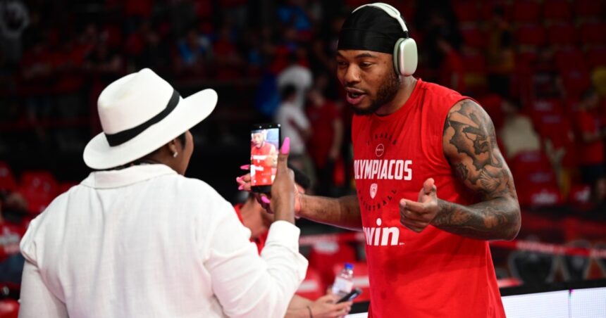 μητέρα Τζόουνς με λευκό καπέλο στο ΣΕΦ