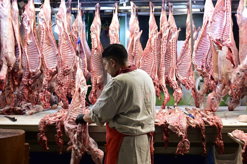 Καταναλωτές κάνουν πασχαλινές αγορές σε σουπερμάρκετ