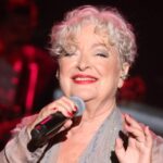 Τάνια Τσανακλίδου ροζ τριαντάφυλλα γενέθλια 74