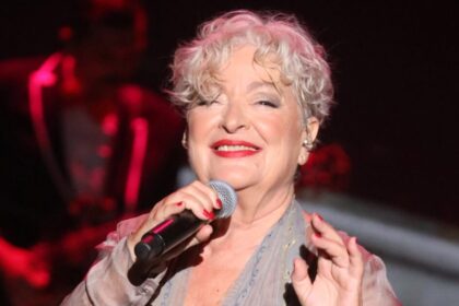 Τάνια Τσανακλίδου ροζ τριαντάφυλλα γενέθλια 74