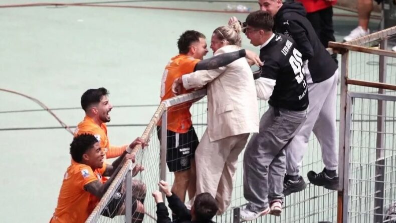 Τιάγκο Νους με τη μητέρα στο κάγκελο