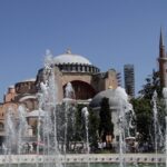 Έλληνες τουρίστες σημαία Αγία Σοφία Κωνσταντινούπολη