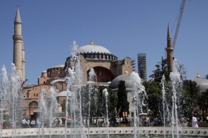 Έλληνες τουρίστες σημαία Αγία Σοφία Κωνσταντινούπολη