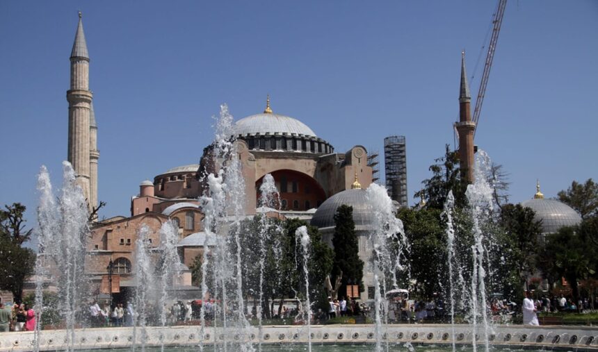 Έλληνες τουρίστες σημαία Αγία Σοφία Κωνσταντινούπολη