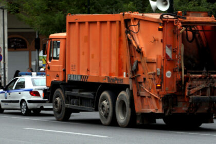 Άστεγος σε κάδο στη Λεωφόρο Νίκης
