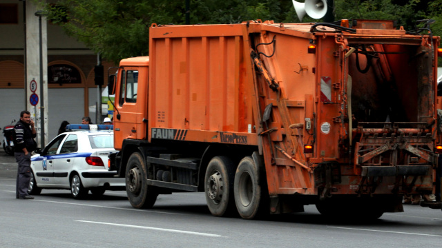 Άστεγος σε κάδο στη Λεωφόρο Νίκης