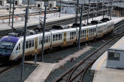 τρένο Πάτρα σύγκρουση ΙΧ στις γραμμές