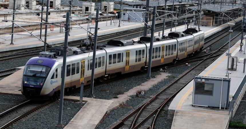 τρένο Πάτρα σύγκρουση ΙΧ στις γραμμές