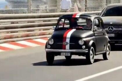 Charles Leclerc οδηγεί Fiat 500 στο Μονακό