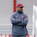 Πιέρ Κομπανί με κασκόλ Μπάγερν στη Βουλή - Πατέρας Κομπανί