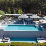 Infinity pool με θέα θεσσαλικός ορίζοντας Ananti Resort