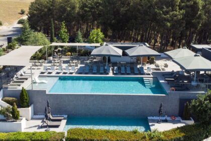 Infinity pool με θέα θεσσαλικός ορίζοντας Ananti Resort