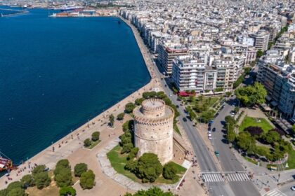 ξύλινο ντεκ παραλία Θεσσαλονίκης Θερμαϊκός