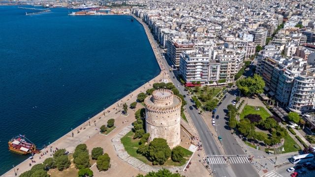 ξύλινο ντεκ παραλία Θεσσαλονίκης Θερμαϊκός