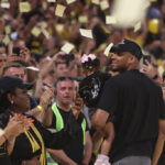 Γιάννης Αντετοκούνμπο στο Παλέ με τον κόσμο του Άρη