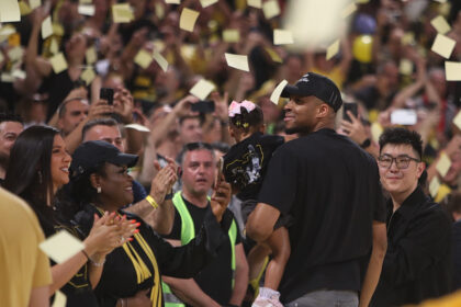 Γιάννης Αντετοκούνμπο στο Παλέ με τον κόσμο του Άρη