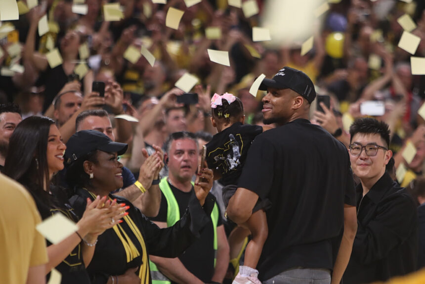 Γιάννης Αντετοκούνμπο στο Παλέ με τον κόσμο του Άρη