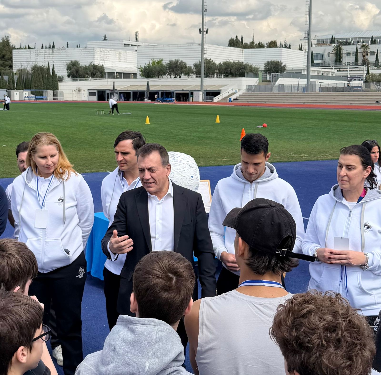 Μαθητές αθλητισμού ειρήνης ΟΑΚΑ με Ολυμπιονίκες