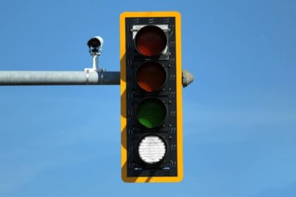 λευκό φανάρι και κυκλοφορία με αυτόνομα οχήματα