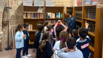 Μαθητές στη Δημόσια Κεντρική Βιβλιοθήκη Ρόδου γνωρίζουν βιβλία