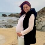 Μπάγια Αντωνοπούλου έγκυος ποζάρει στη Νάξο με φόντο τη θάλασσα