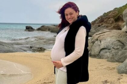 Μπάγια Αντωνοπούλου έγκυος ποζάρει στη Νάξο με φόντο τη θάλασσα