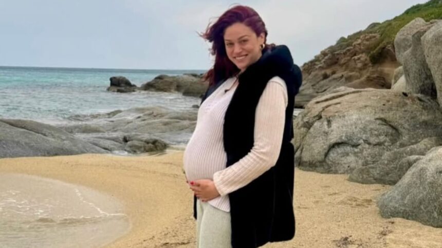 Μπάγια Αντωνοπούλου έγκυος ποζάρει στη Νάξο με φόντο τη θάλασσα