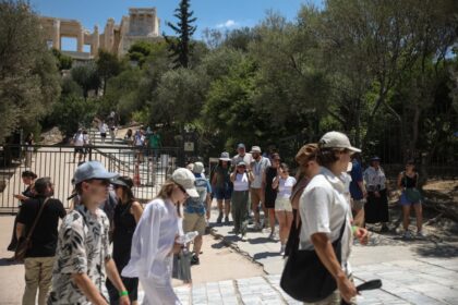 υπερτουρισμός Αθήνα στην Πλάκα, Δούκας