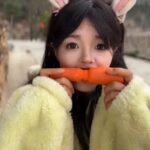 Κινέζα σκαλίζει καρότα γλυπτά δόντια τέχνη