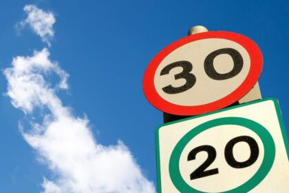 συσκευή Intelligent Speed Assistance σε όχημα