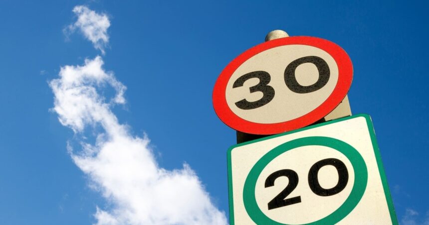 συσκευή Intelligent Speed Assistance σε όχημα