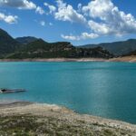 Αέρια άποψη ταμιευτήρα Μόρνου με πλημμυρισμένη περιοχή