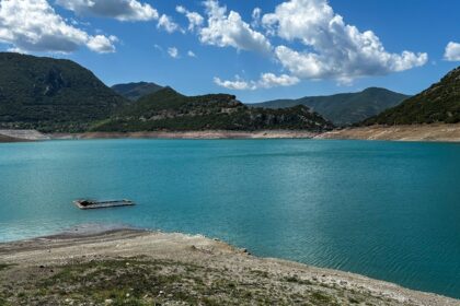 Αέρια άποψη ταμιευτήρα Μόρνου με πλημμυρισμένη περιοχή