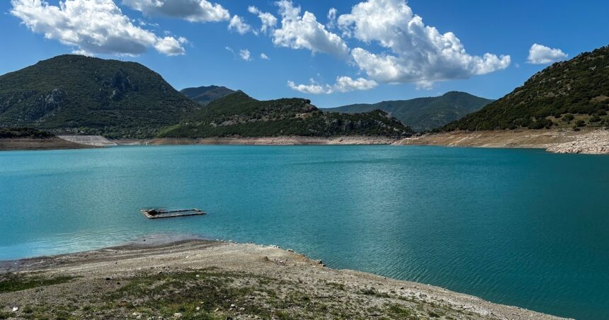 Αέρια άποψη ταμιευτήρα Μόρνου με πλημμυρισμένη περιοχή