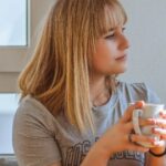 Solo Date σε καφετέρια με καφέ και βιβλίο