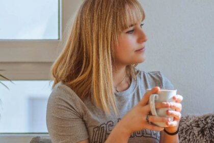 Solo Date σε καφετέρια με καφέ και βιβλίο