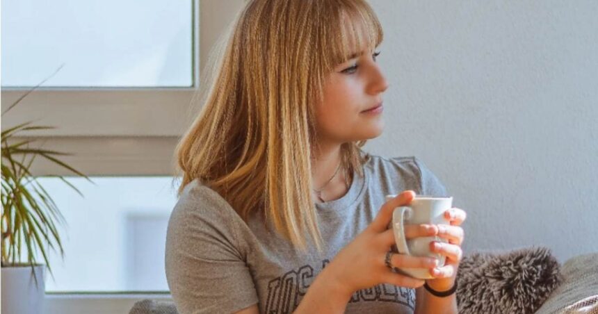 Solo Date σε καφετέρια με καφέ και βιβλίο