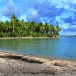 Παραλία του Κιριμπάτι με τιρκουάζ νερά απομονωμένος προορισμός