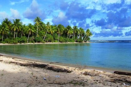 Παραλία του Κιριμπάτι με τιρκουάζ νερά απομονωμένος προορισμός