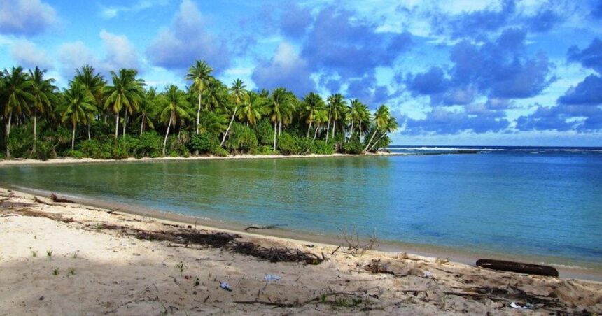 Παραλία του Κιριμπάτι με τιρκουάζ νερά απομονωμένος προορισμός