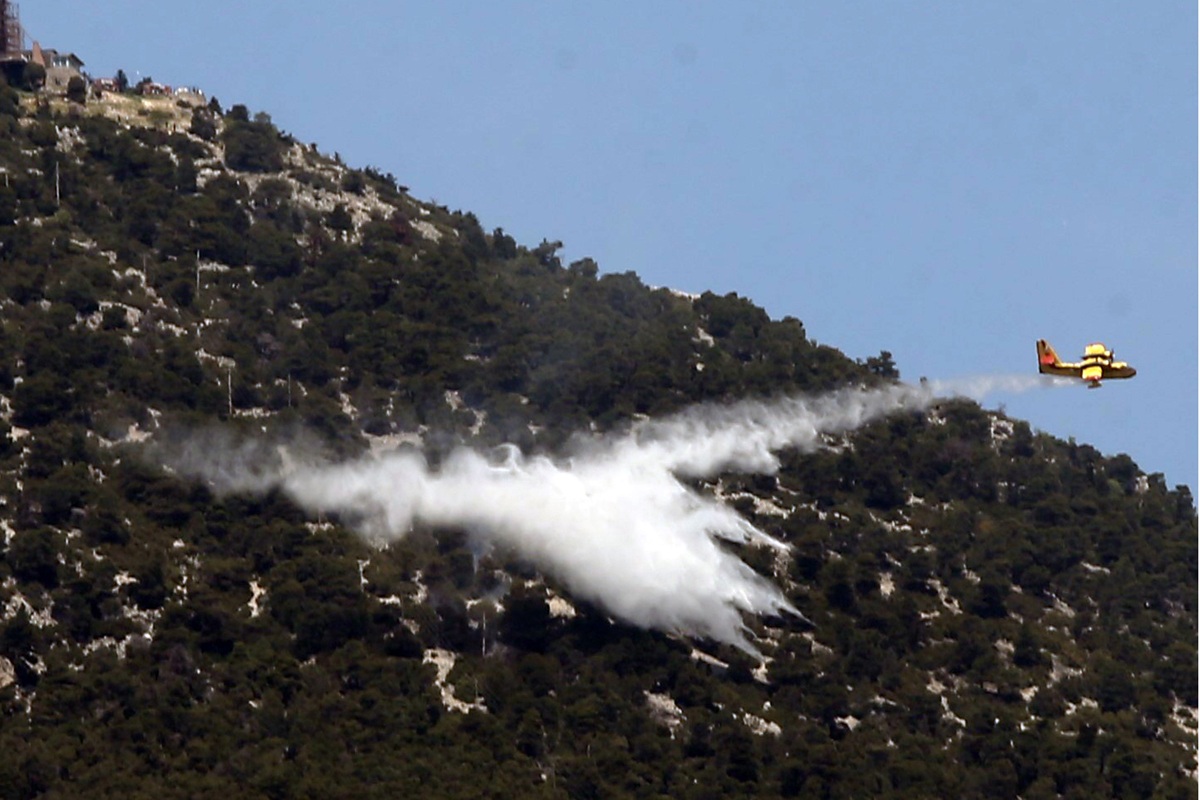 Φωτιά στην Πάρνηθα στο Μαυροβούνι με αεροσκάφη