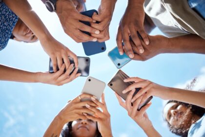 Άντρας χρησιμοποιεί κινητό τηλέφωνο γιατί αφιερώνουμε πολλές ώρες