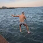 Νεαρός βούτηξε Θερμαϊκό με εσώρουχο viral