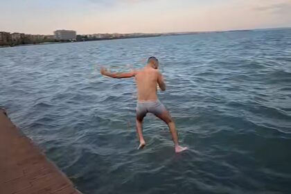 Νεαρός βούτηξε Θερμαϊκό με εσώρουχο viral