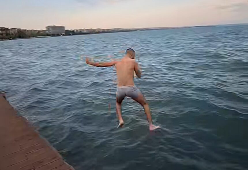 Νεαρός βούτηξε Θερμαϊκό με εσώρουχο viral