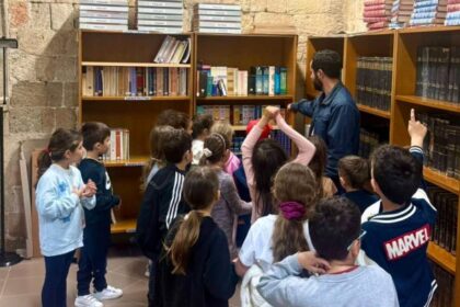 Μαθητές στη Δημόσια Κεντρική Βιβλιοθήκη Ρόδου γνωρίζουν βιβλία