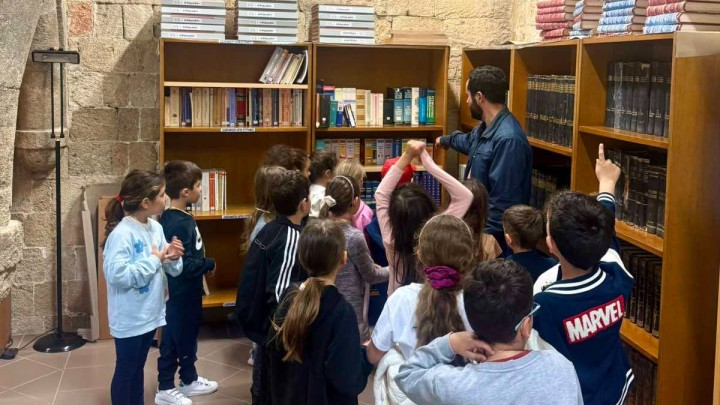 Μαθητές στη Δημόσια Κεντρική Βιβλιοθήκη Ρόδου γνωρίζουν βιβλία