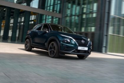 Nissan Juke Pulse έκδοση χρώμα Ocean Deep με ζάντες