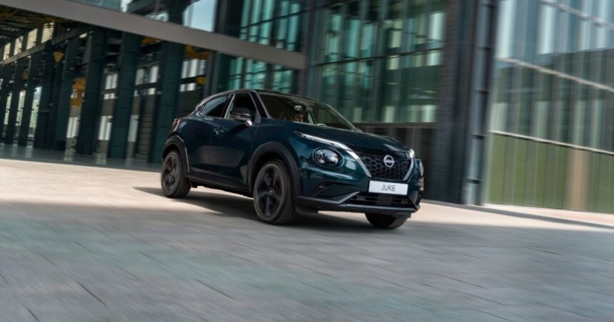 Nissan Juke Pulse έκδοση χρώμα Ocean Deep με ζάντες