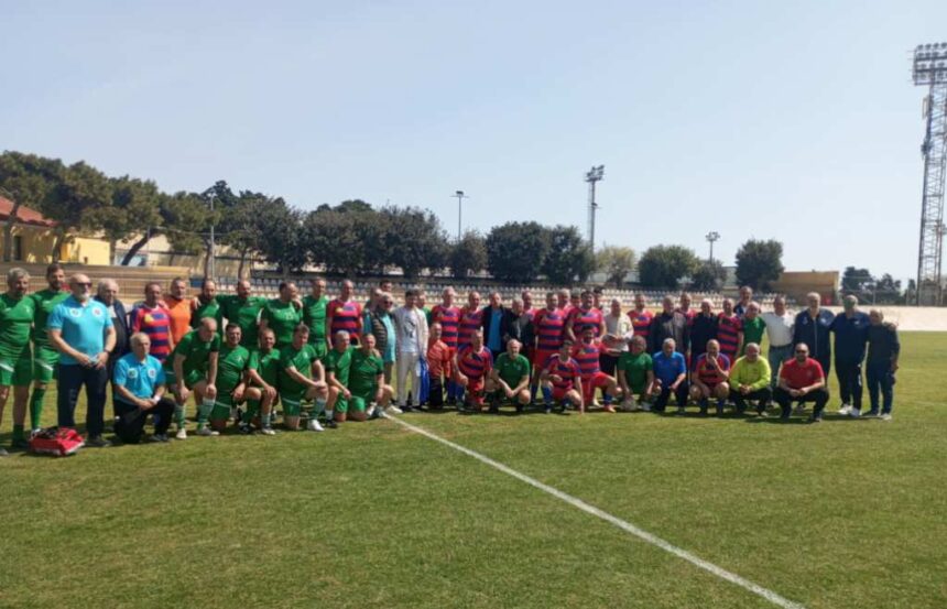 Βετεράνοι ποδοσφαιριστές Ρόδου στο γήπεδο